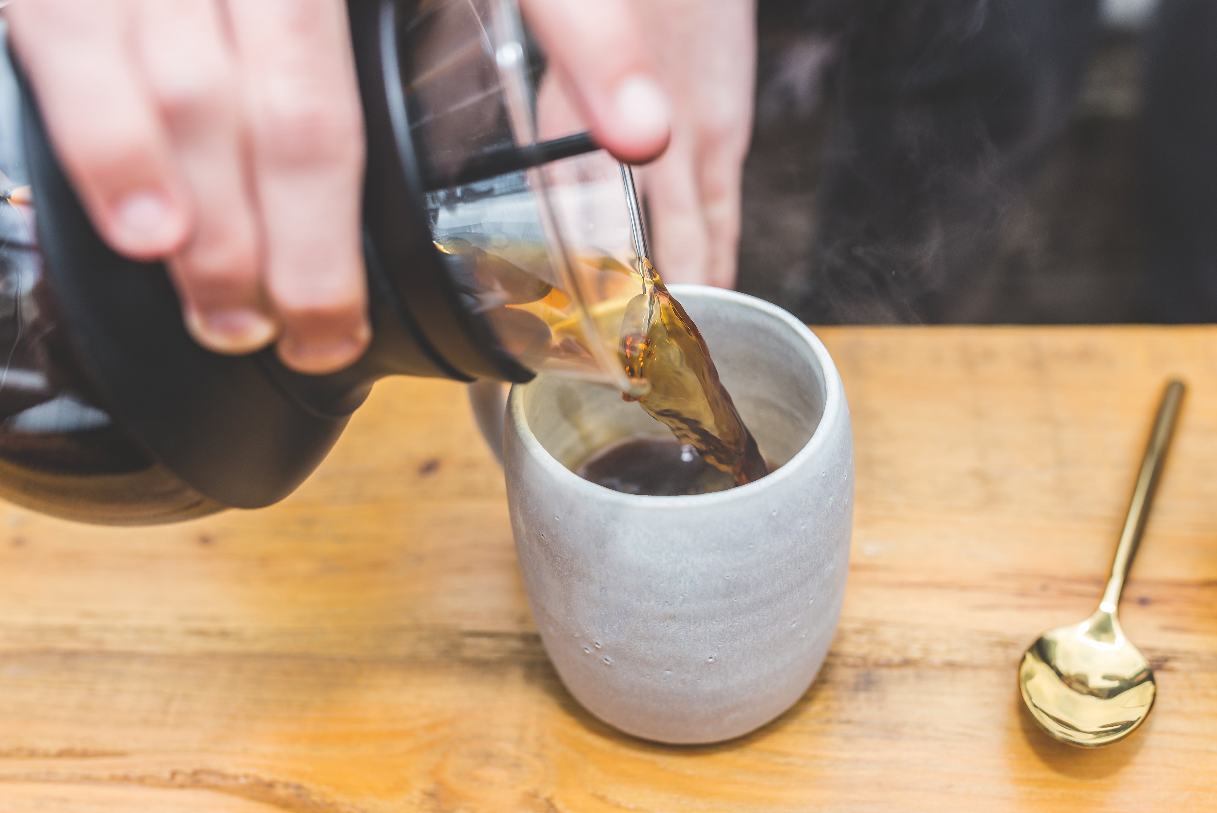 Service du café — versement gros plan