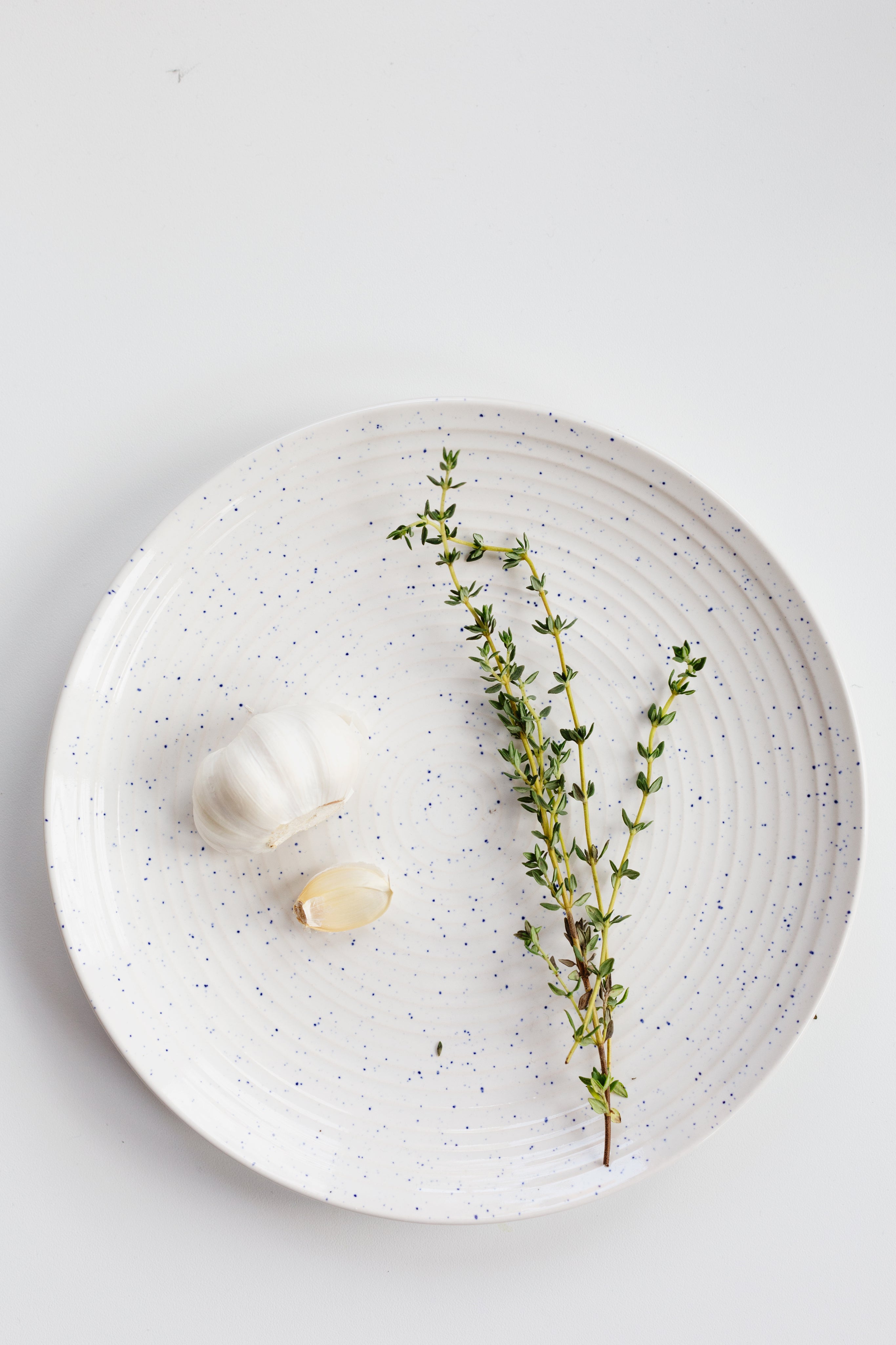 Assiette artisanale avec ail et thym frais